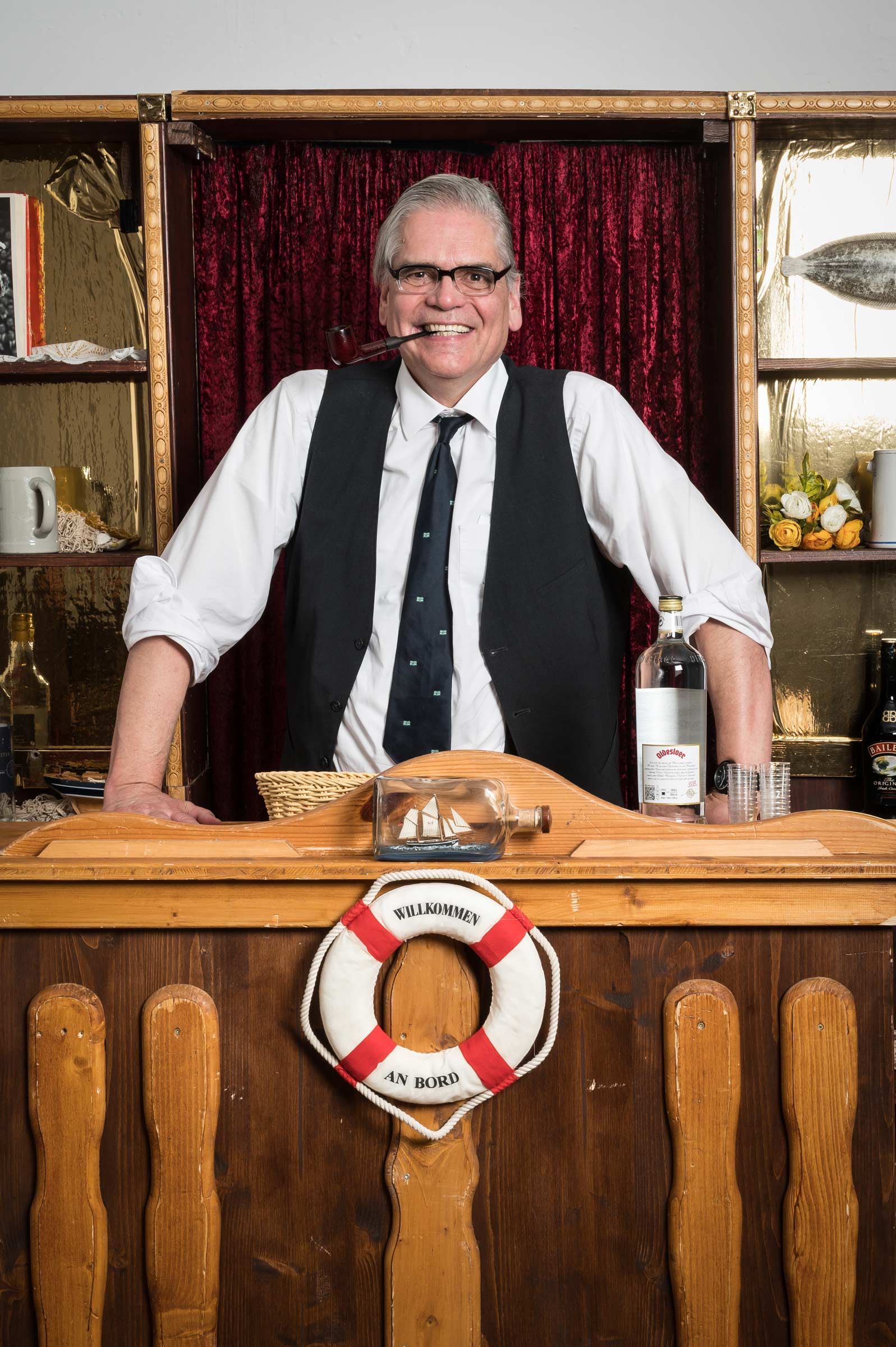 Businessfotografie aus Hamburg von Fotograf Kay Winter / WINTERPOL – Symbolbild für eine Kontaktanfrage: Ein Schauspieler
