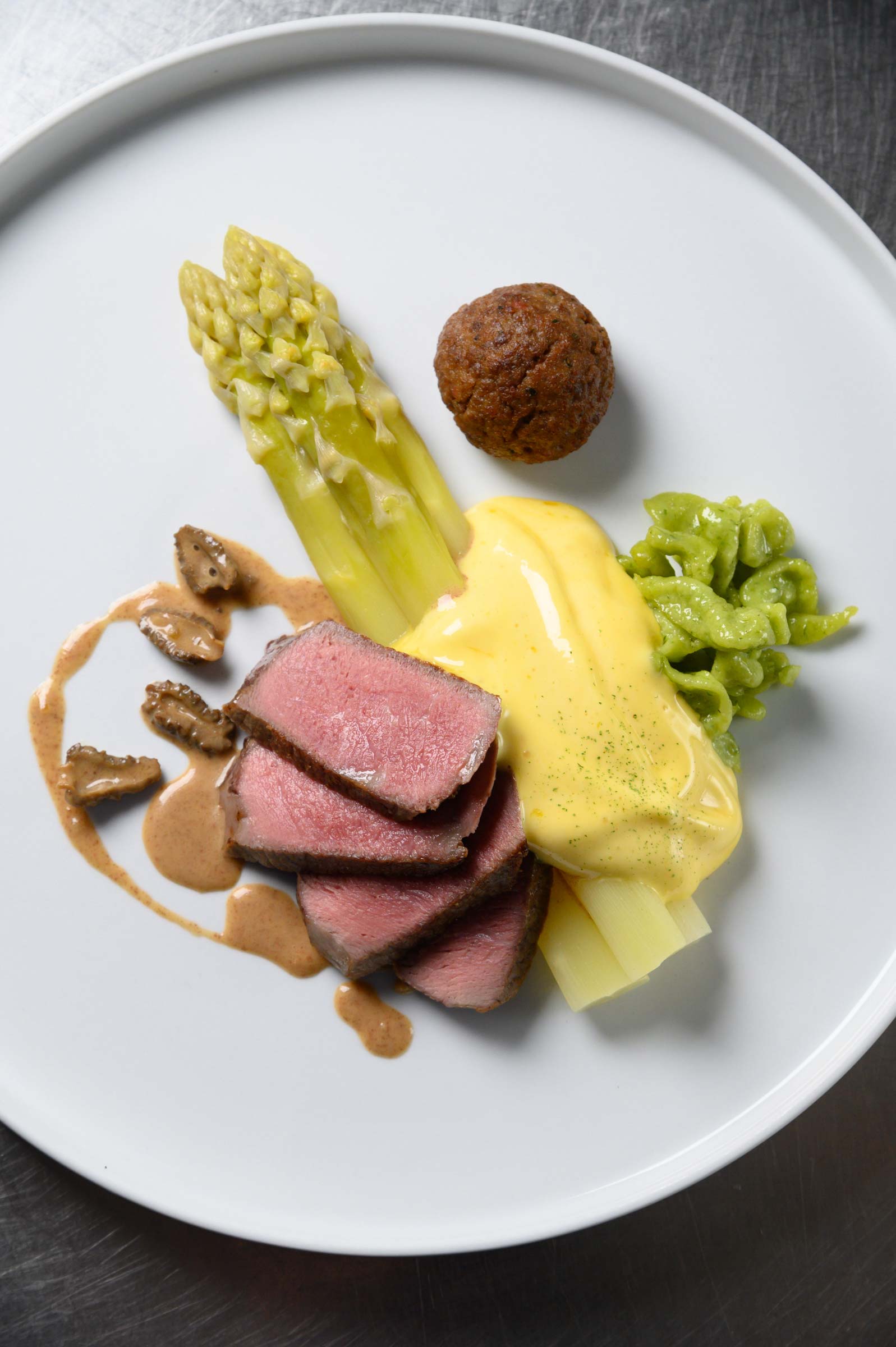 Food-Fotografie von WINTERPOL Hamburg Gebratenes Rinderfilet und grüner Spargel auf einem weißen Teller, Foodfotografie aus Hamburg von Fotograf Kay Winter / WINTERPOL