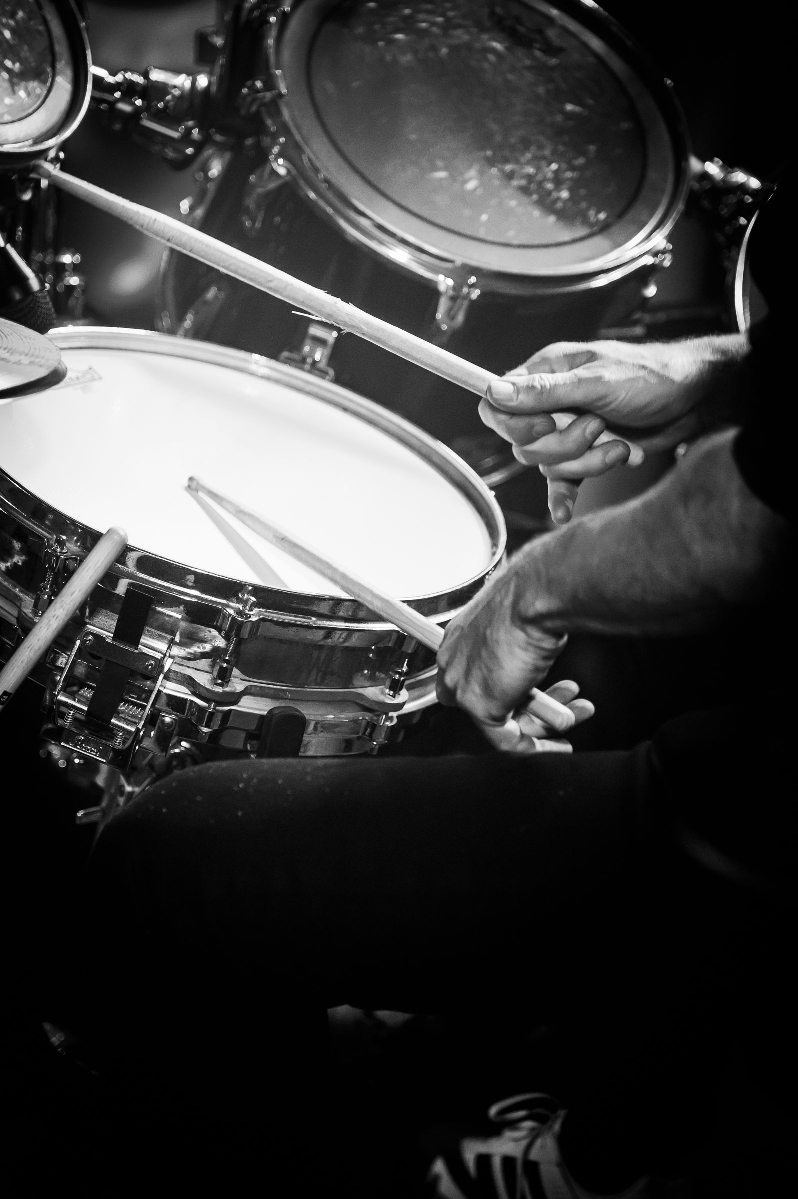 Die Hände des „Ricochet“-Drummers im Logo– fotografiert von Kay Winter, WINTERPOL, Fotograf in Hamburg