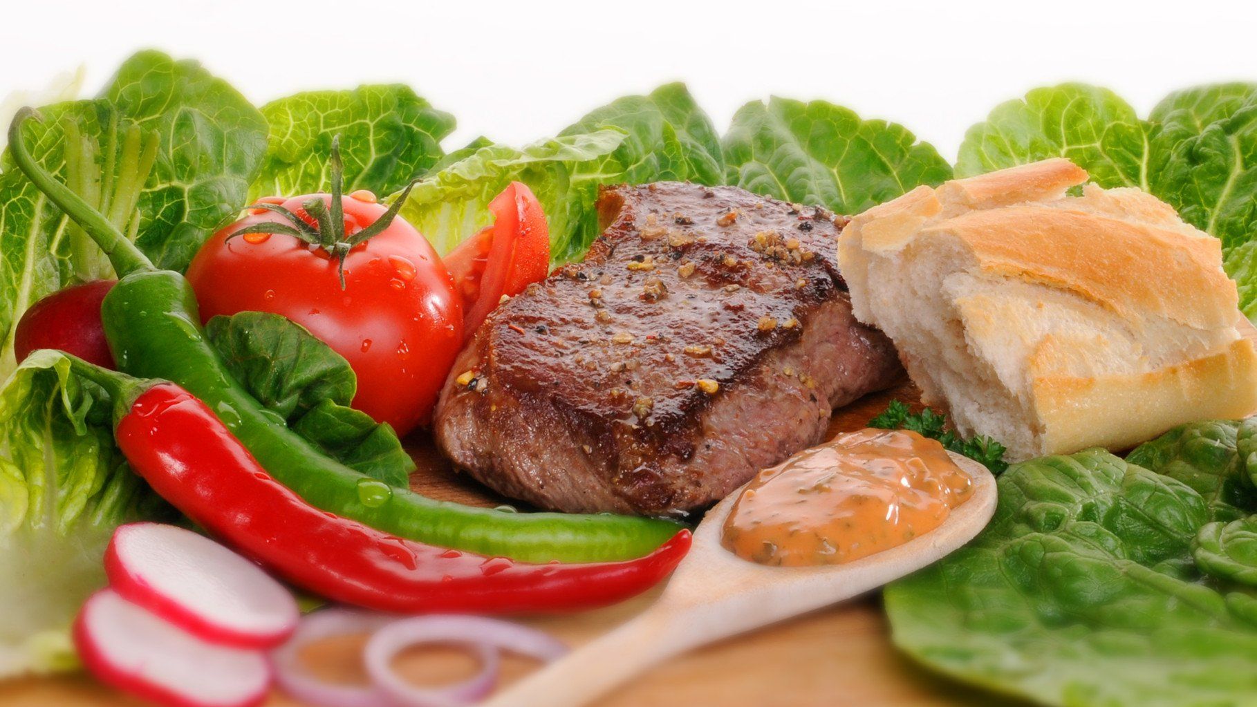 Food Fotografie von WINTERPOL Hamburg Ein leckeres Steak mit Tomaten, Salat, Chili und Brot, Foodfotografie aus Hamburg von Fotograf Kay Winter / WINTERPOL