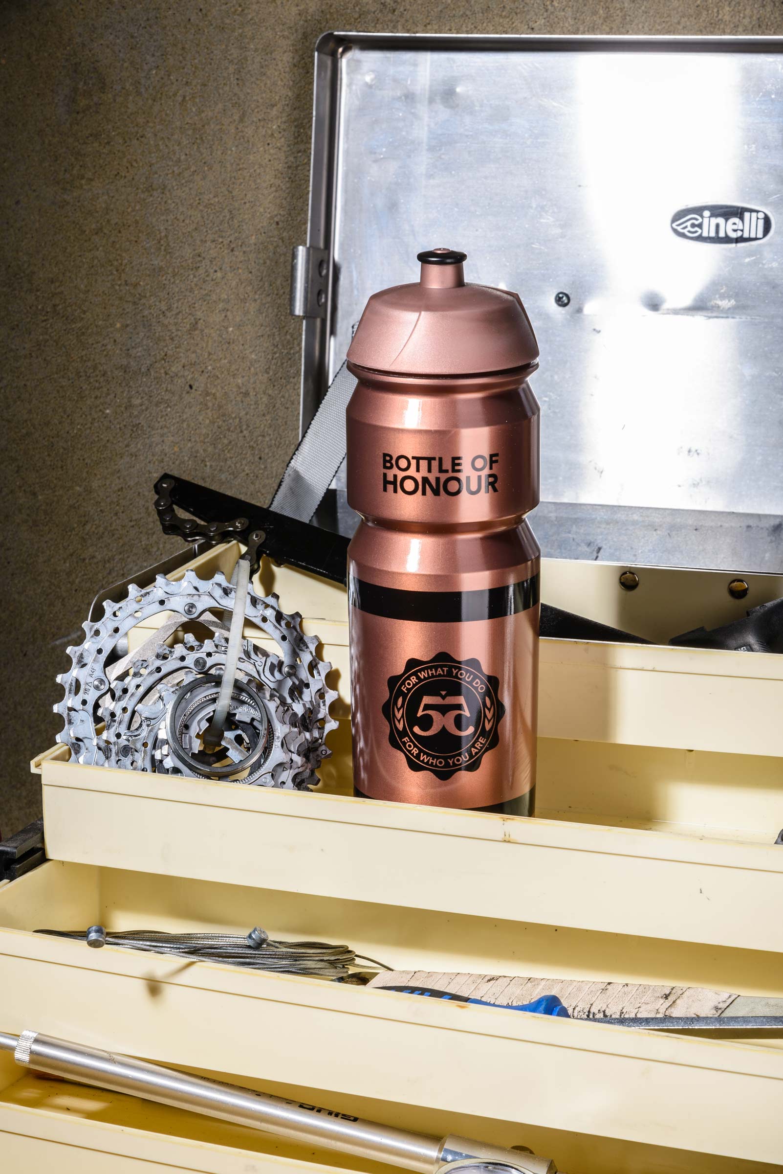 Still Fotografie von WINTERPOL Hamburg Eine Trinkflasche und ein Satz Ritzel in einem Werkzeugkasten, Werbefotografie aus Hamburg von Fotograf Kay Winter / WINTERPOL