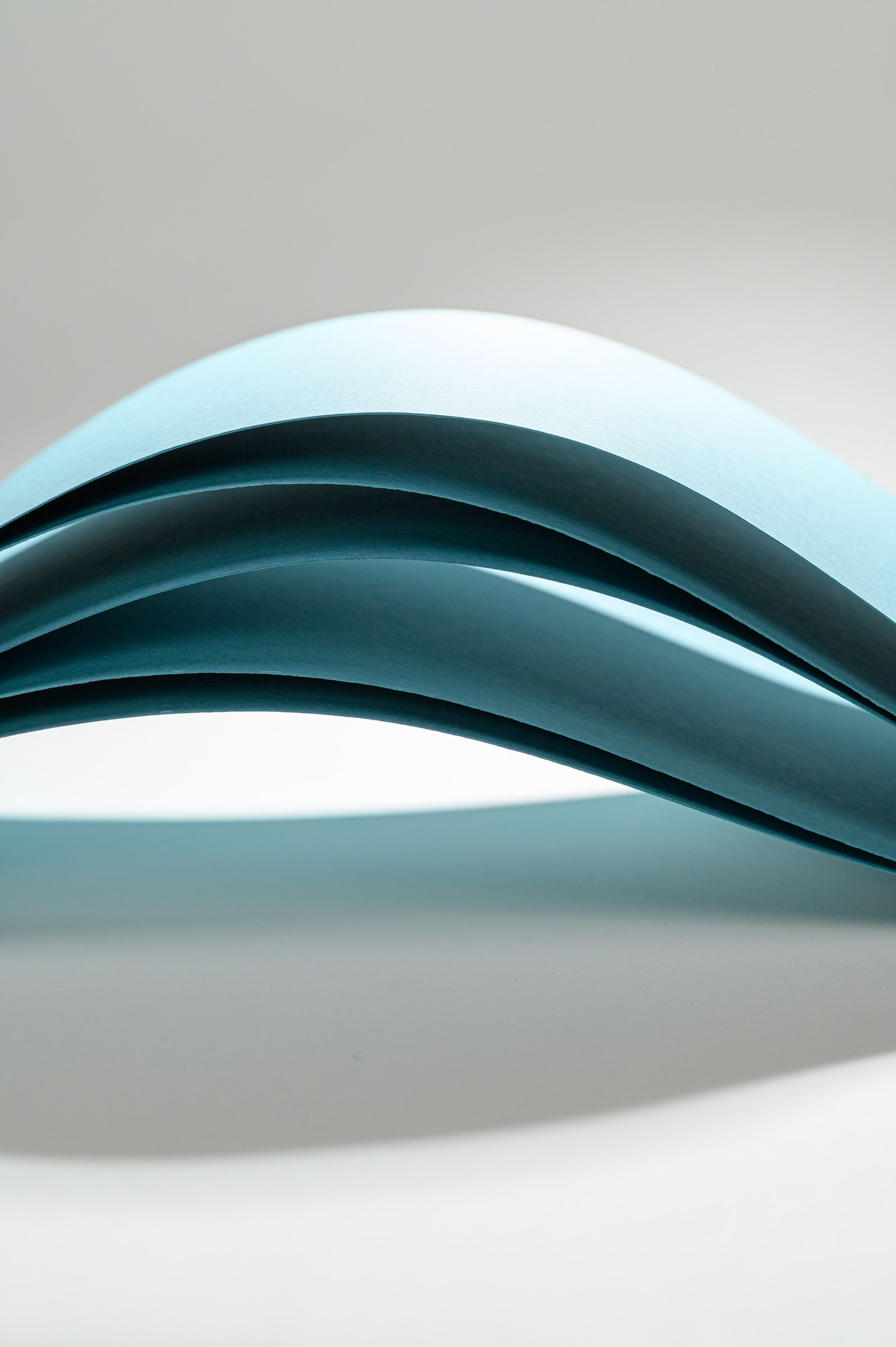 Produkt-Fotografie von WINTERPOL Hamburg Mehrere Bögen Papier zu einer Welle gelegt, Werbefotografie aus Hamburg von Fotograf Kay Winter / WINTERPOL