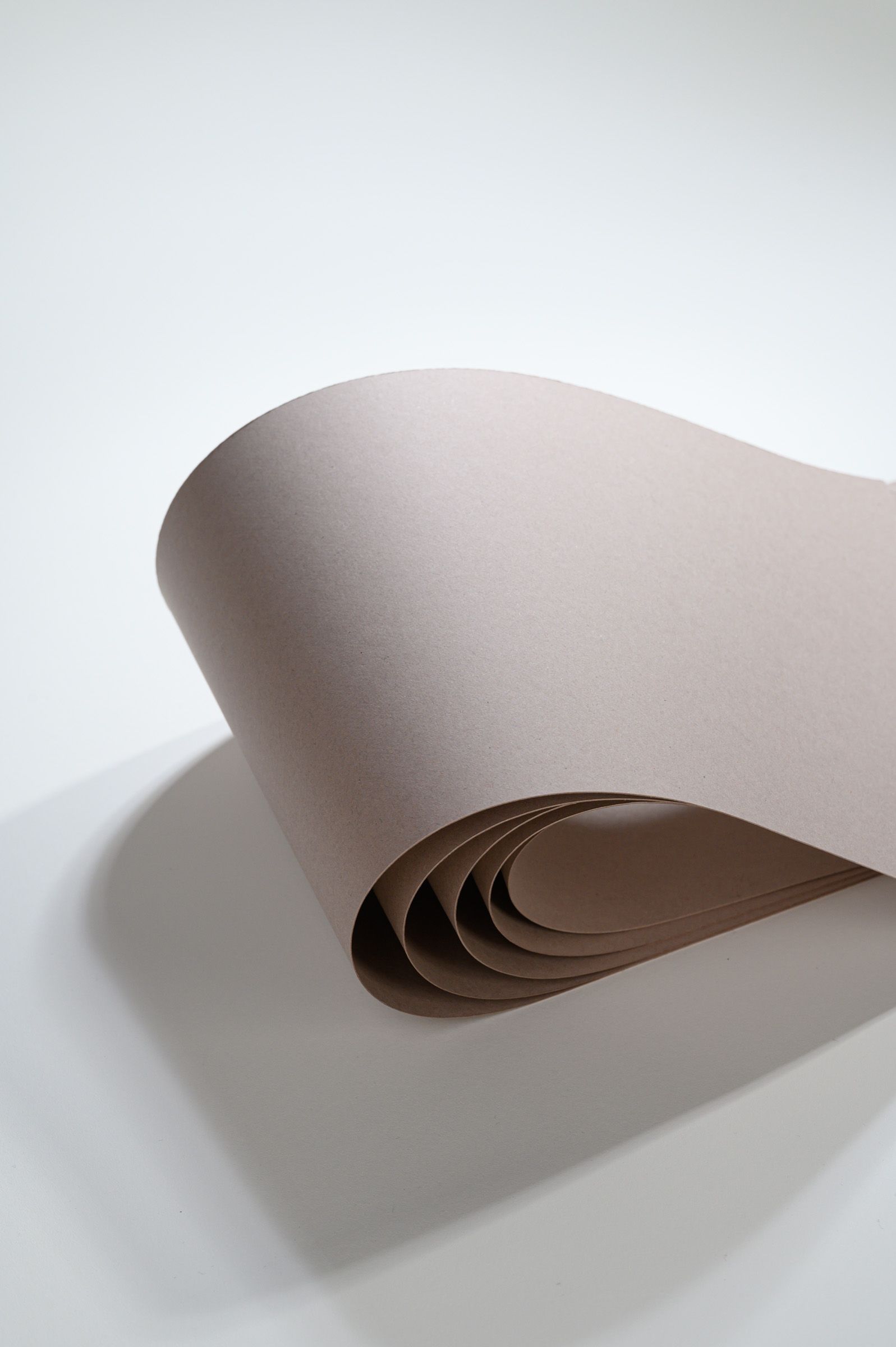 Produkt-Fotografie von WINTERPOL Hamburg Mehrere Bögen Papier zu einer Welle gelegt, Werbefotografie aus Hamburg von Fotograf Kay Winter / WINTERPOL