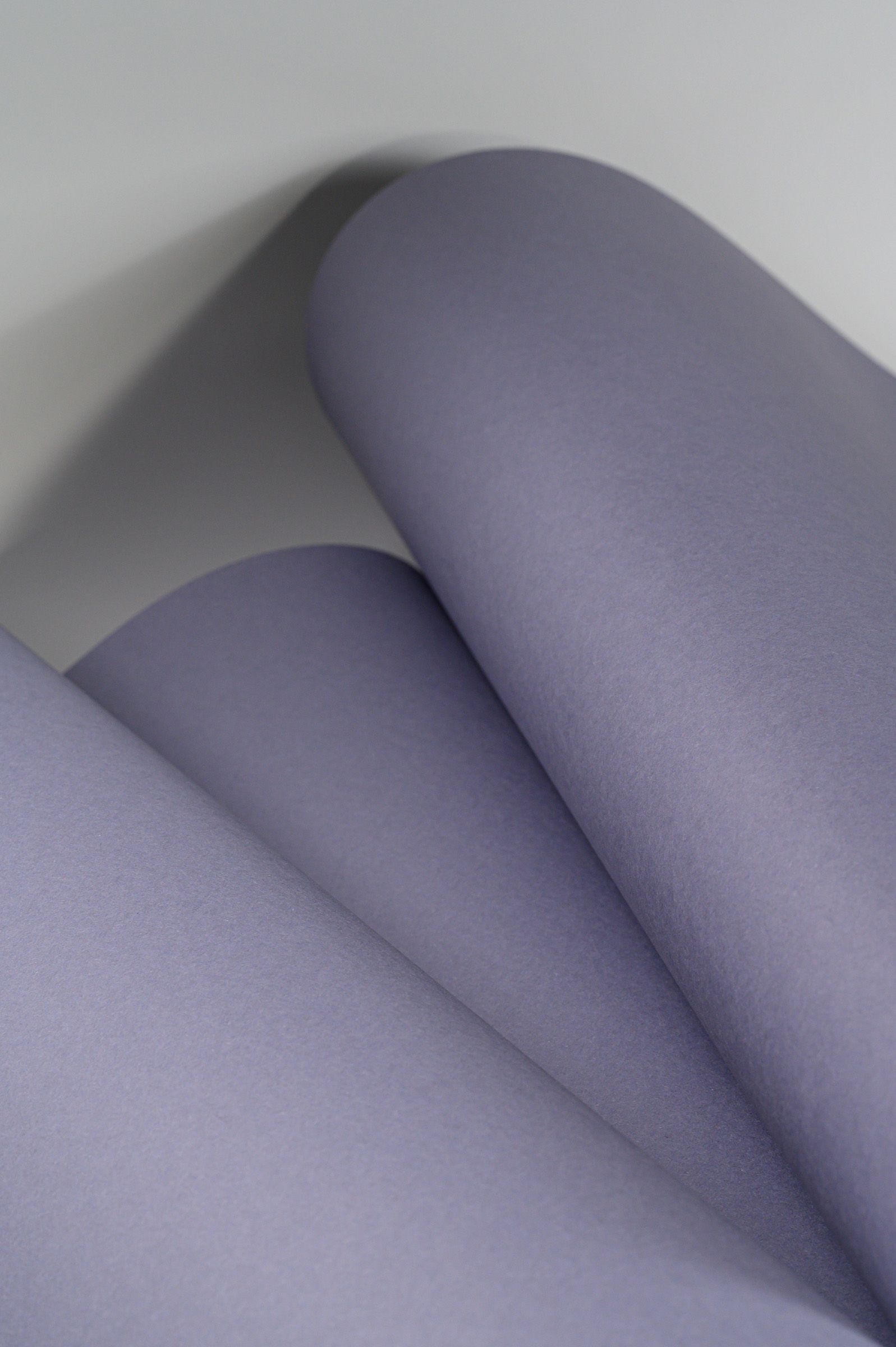 Produkt-Fotografie von WINTERPOL Hamburg Drei Bögen Papier zu Rollen gelegt, Werbefotografie aus Hamburg von Fotograf Kay Winter / WINTERPOL