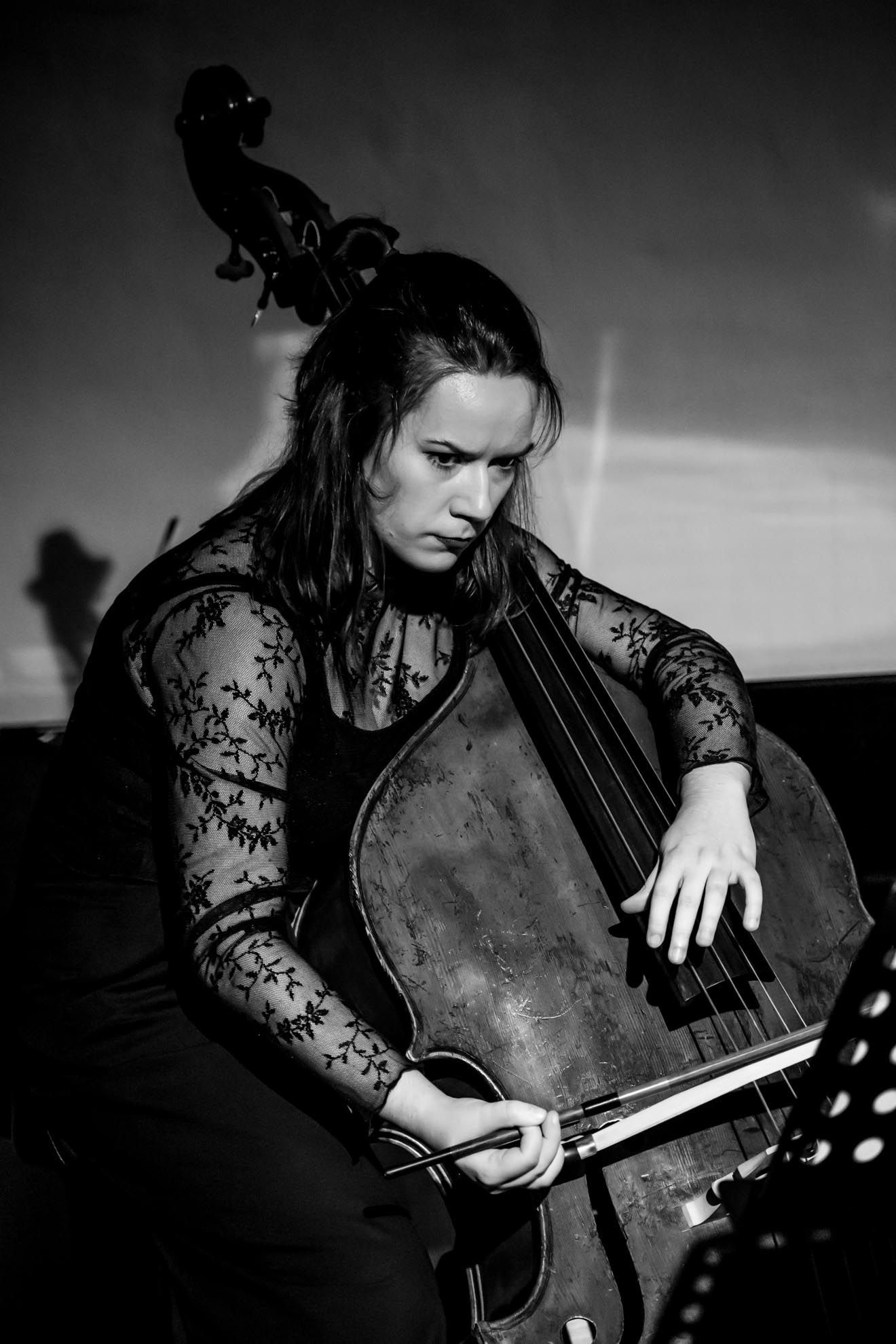 Die Kontrabassistin Paula Capracci bei einem Konzert im Tonali-Saal, fotografiert von Kay Winter