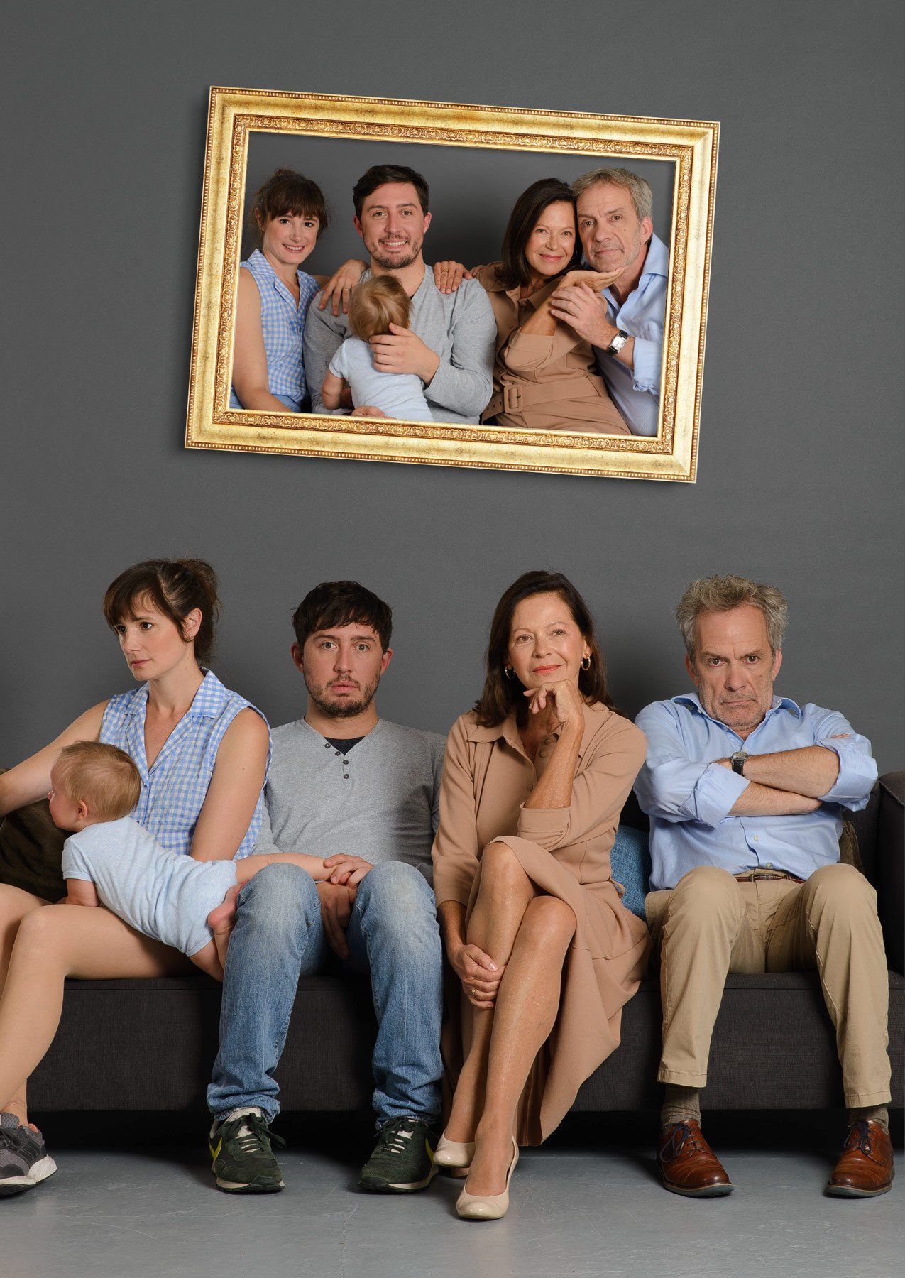 Plakat für die Komödie Winterhuder Fährhaus – Fotografie von WINTERPOL Hamburg Zwei Paare und ein Baby auf Sofa vor grauer Wand mit einem schiefen Bilderrahmen, Plakat der Komödie Winterhuder Fährhaus.