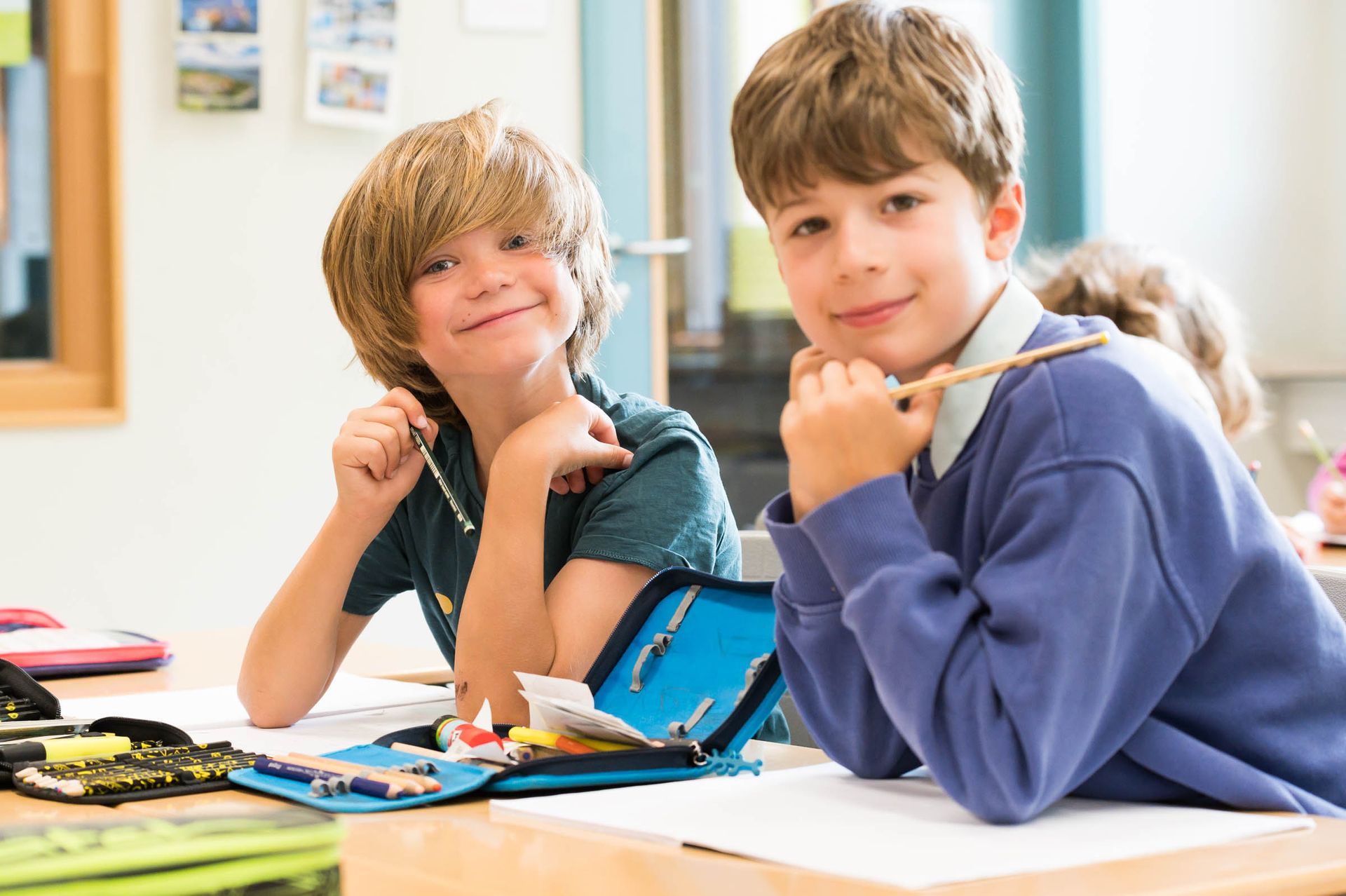 Kids lächeln in die Kamera. Schulfotografie und Schulreportage-Fotografie aus Hamburg von Kay Winter / WINTERPOL