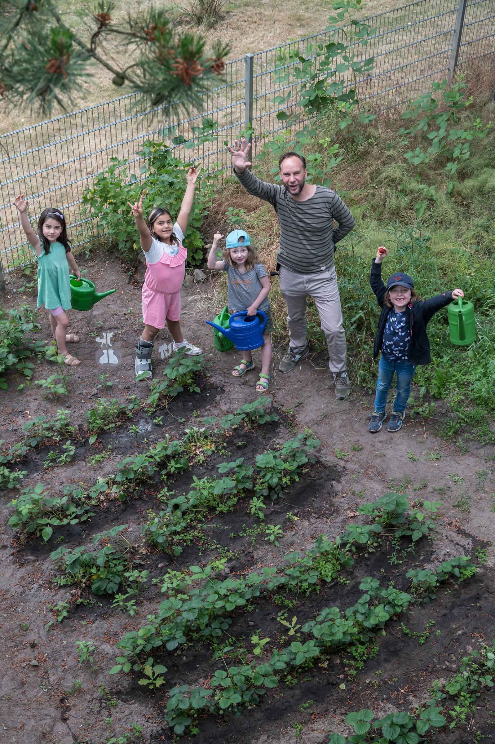 Ein Schulgarten mit dem Gartenteam. Schulfotografie und Schulreportage-Fotografie aus Hamburg von Kay Winter / WINTERPOL