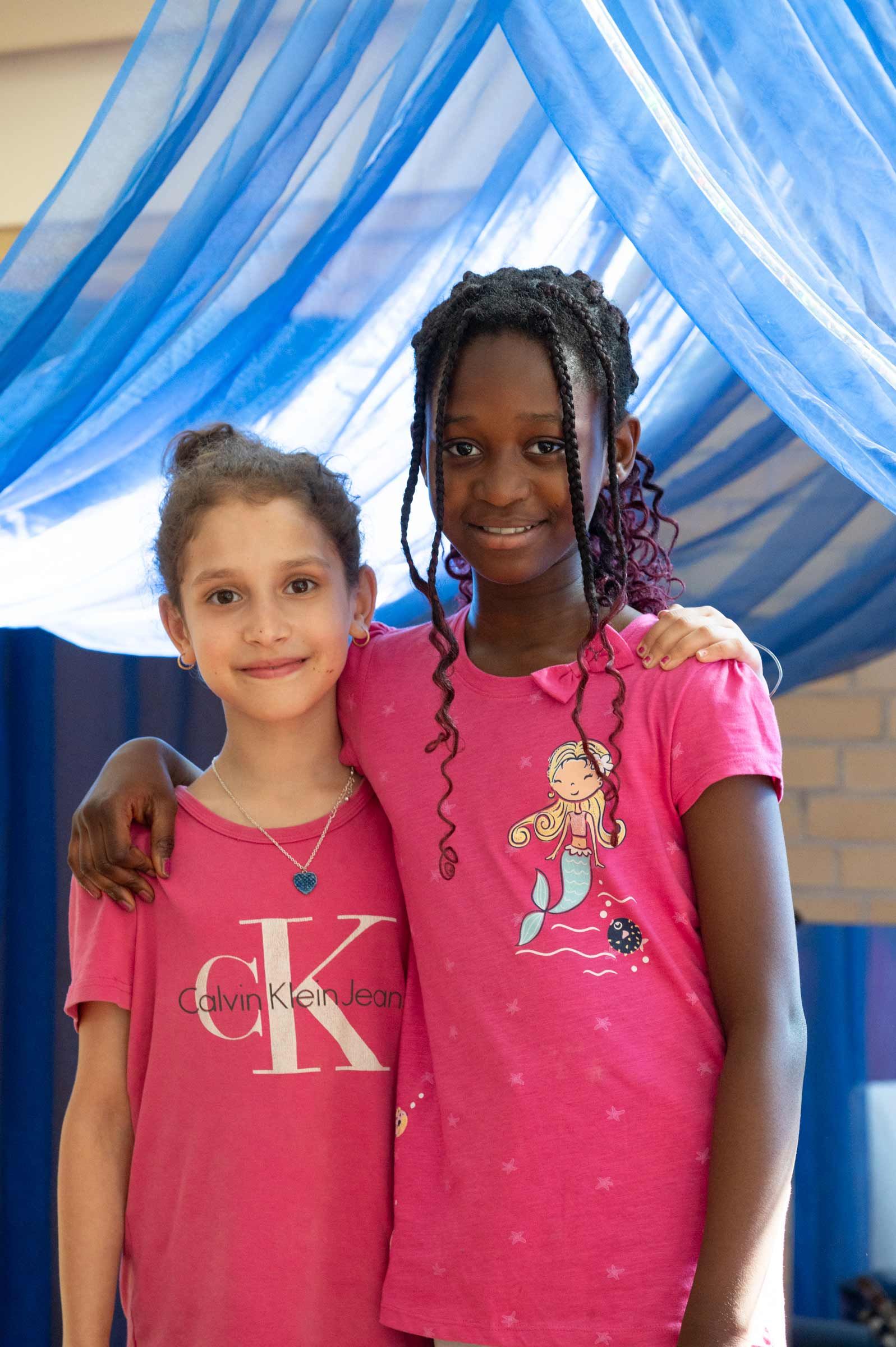 BFFs in Pink. Schulfotografie und Schulreportage-Fotografie aus Hamburg von Kay Winter / WINTERPOL