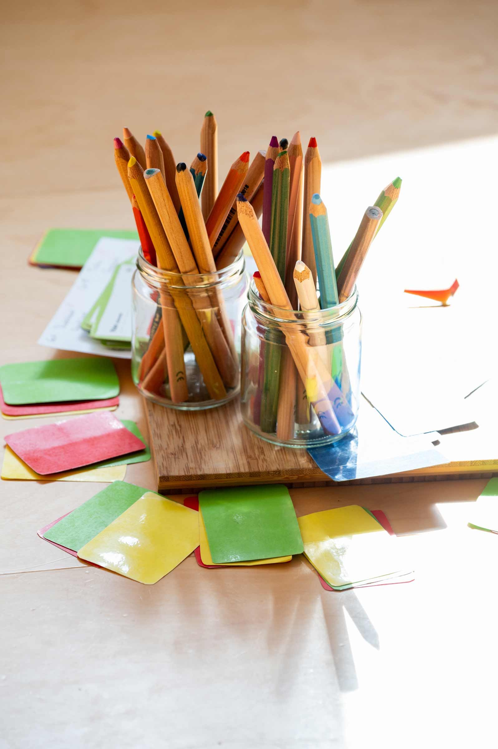Buntstifte in Marmeladengläsern. Schulfotografie und Schulreportage-Fotografie aus Hamburg von Kay Winter / WINTERPOL