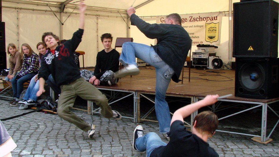 Vereinsmitglieder demonstrieren Techniken der Selbstverteidigung