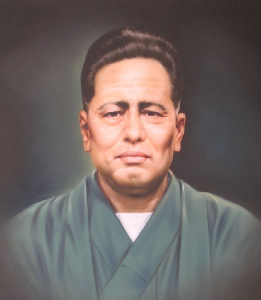 Großmeister Yamaguchi vor dem Budokan in Tokio