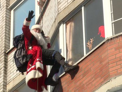 Babbo Natale acrobatico su fune