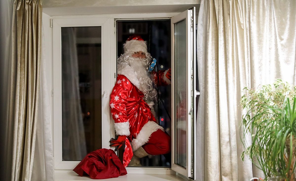 Babbo Natale entra dalla finestra