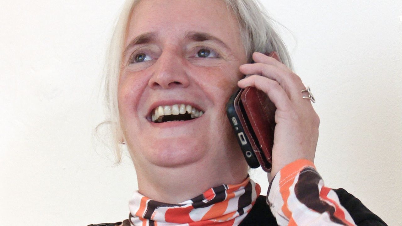 Gudrun Haep, Therapeutin (DVG) und Stress- und Burnout-Prophylaxe-Trainerin (DBVB) im WDR-Beitrag vom 25. Oktober 2023 Gudrun Haep ist Sozialpädagogin mit staatlicher Anerkennung, Stress- und Burnout-Prophylaxe-Trainerin (DBVB), zertifizierte Lachyogaleiterin (LYIU) und arbeitet seit mehr als 15 Jahren als Therapeutin (DVG) in freier Praxis in Köln und Bonn. Hier im WDR-Beitrag vom 25.10.2023.