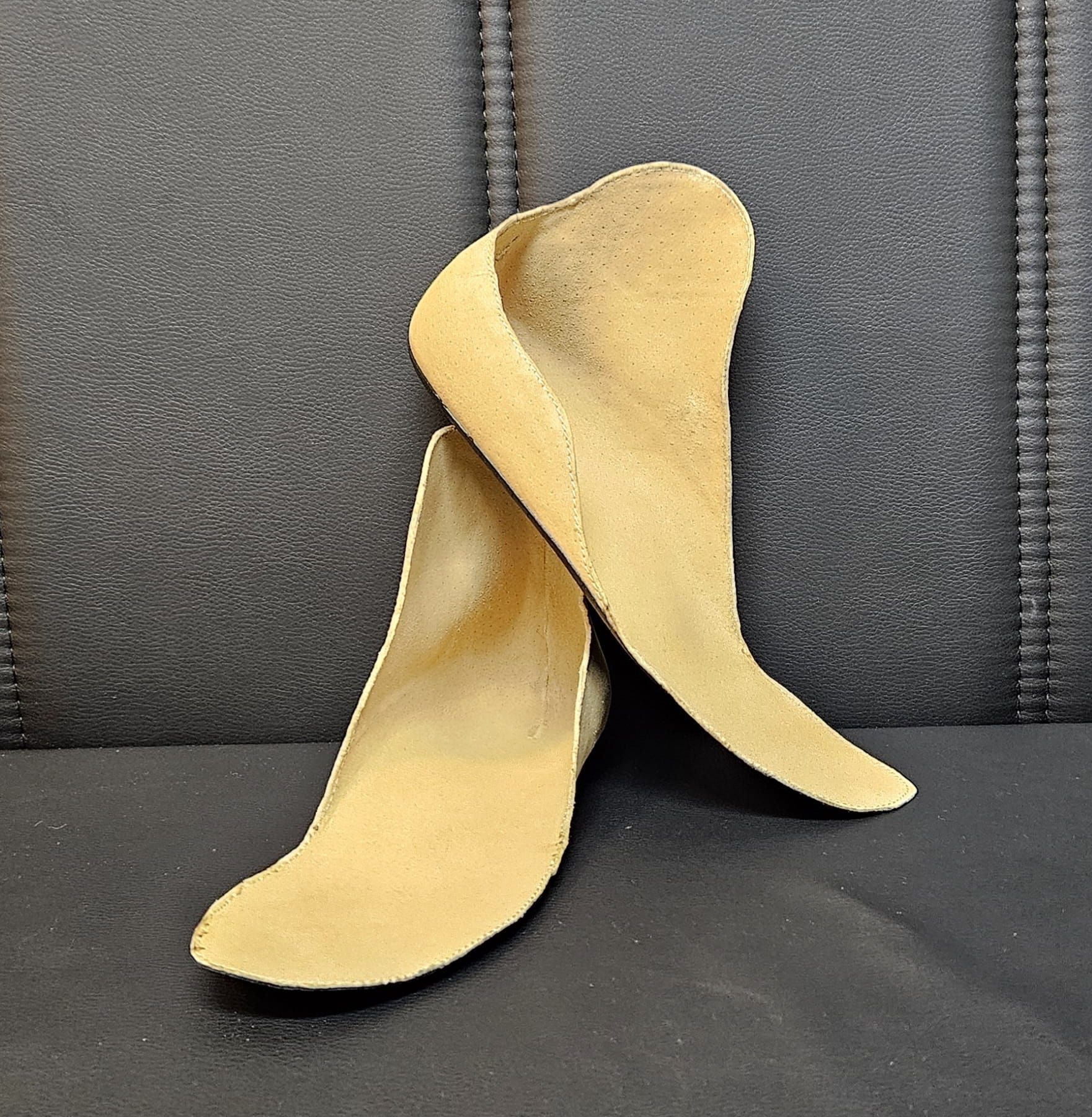 Orthese aus Glasfaser. Sehr leicht und dünn mit Ziegenleder bezogen...