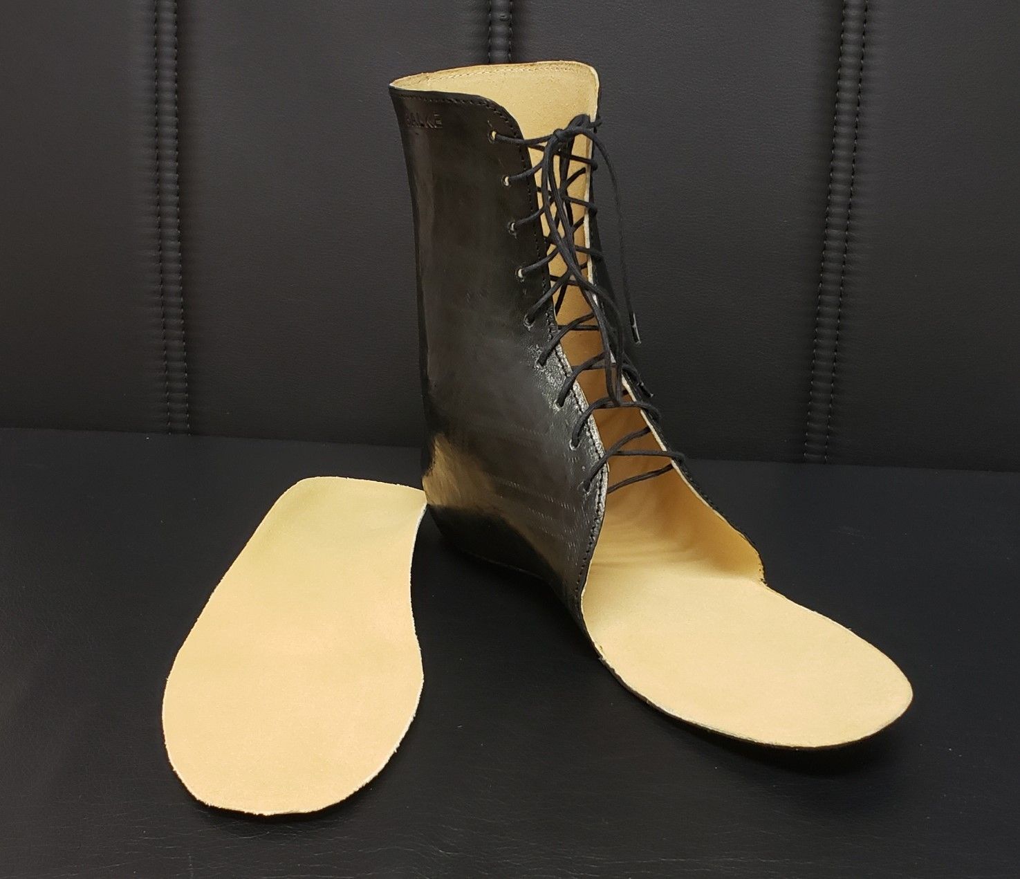 Orthese aus Glasfaser. Sehr leicht und dünn mit Ziegenleder bezogen und einer Einlage auf der Gegenseite