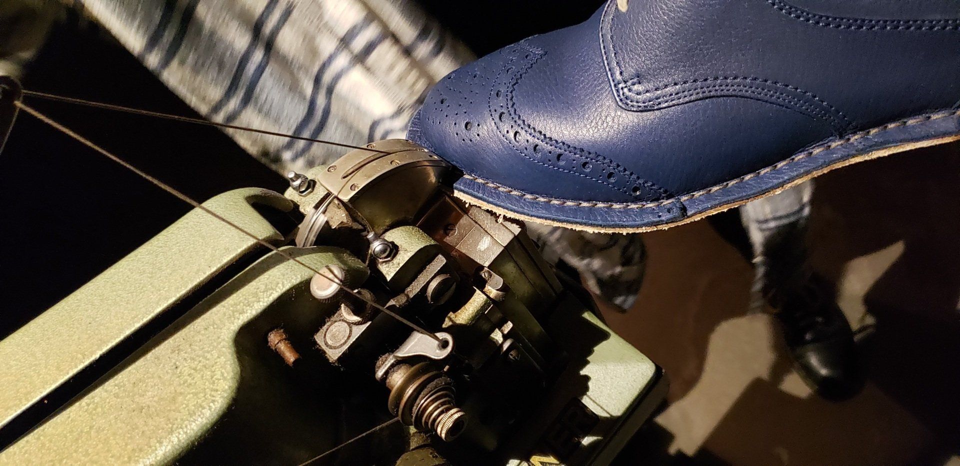 flexibel genähte Schuhe nach Maß (das Leder wird nach außen geklappt und an eine Zwischensohle genäht)