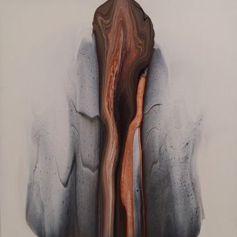 Abstrakte Komposition mit einem breiten, orange-braunen Mittelteil, das zwischen grauen und weißen Strukturen eingefasst ist. Die Szene vermittelt den Eindruck einer Blockade, als ob Bewegung stillsteht.