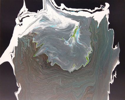 Aus der Vogelperspektive erkennt man eine beeindruckende Gebirgslandschaft, in der sich ein Delta sanft zum offenen Meer hin öffnet. Innerhalb dieses Deltas sind blaue und grün gefärbte Seen erkennbar.