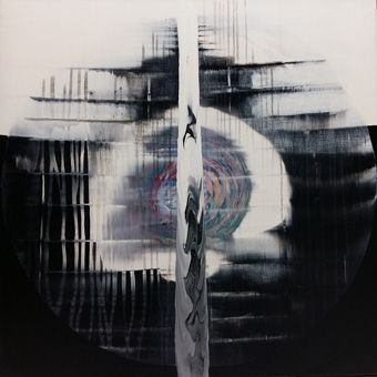 Ein Windrädchen vor einem zweiflügeligen Fenster. Es dreht sich langsam, während die Dunkelheit einsetzt, und die Farben wirken verblasst und sanft; das Bild vermittelt eine ruhige, abstrakte Momentaufnahme von Bewegung im Abendlicht.