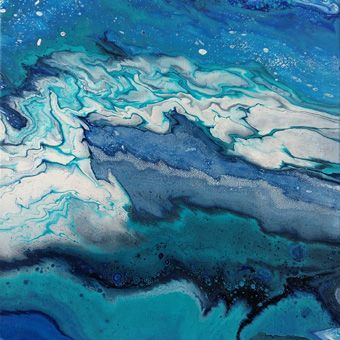 Eine abstrakte Darstellung einer „Traumwelle“. Eine wunderschöne Welle in Blau- und Türkistönen nähert sich dem Strand, verziert von weißen Schaumkronen. Das Bild vermittelt eine beruhigende, traumhafte Stimmung.