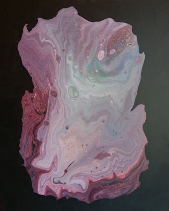 Vogelperspektive auf eine Insel in einem dunklen, schwarzen Meer. Die Insel wirkt rötlich marmoriert und weist verschieden hohe Erhebungen auf, wodurch eine unregelmäßige, sanft gewellte Silhouette entsteht. Die Farbgebung betont warme Rottöne und Marmorierungen, während das Wasser als tiefdunkle Fläche den Kontrast bildet. Titel: Rötlich marmorierte Insel.