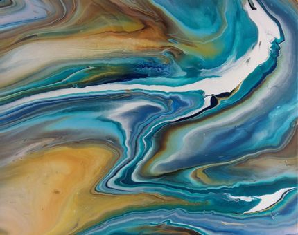 Vogelperspektive auf eine abstrakte Meereslandschaft mit sanften und kräftigen Meeresströmungen und sandigen Inseln; zwischen ihnen fließt Meerwasser und bildet weiße Sandbänke, die das Sonnenlicht reflektieren.