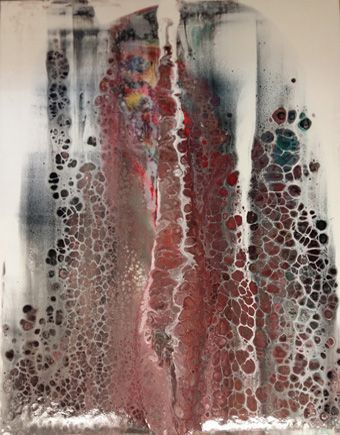 Abstraktes Bild eines zweiflügeligen Fensters mit regenbeschlagenen Scheiben; im ersten Moment kaum Sicht nach außen, doch bei genauerer Betrachtung erkennt man ein verborgenes Gesicht, das heimlich ins Innere schaut.