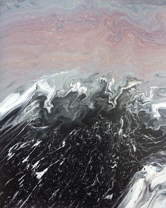 Ein abstraktes Acrylbild von oben (Vogelperspektive) zeigt eine aufgewühlte stürmische See, deren Wellen gegen eine Küstenlinie schlagen. Weiße Gischt verdeutlicht die Wucht des Aufpralls. Dunklere Tiefen kontrastieren mit helleren Wellenbändern.