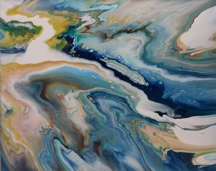 Vogelperspektive auf eine abstrakte Meereslandschaft, durch die sich ein dunkelblauer Fluss schlängelt, in dessen Mitte eine kleine weiße Insel liegt. Die Szene illustriert die dynamische Gezeitenkraft, die die Küstenformen täglich verändert.