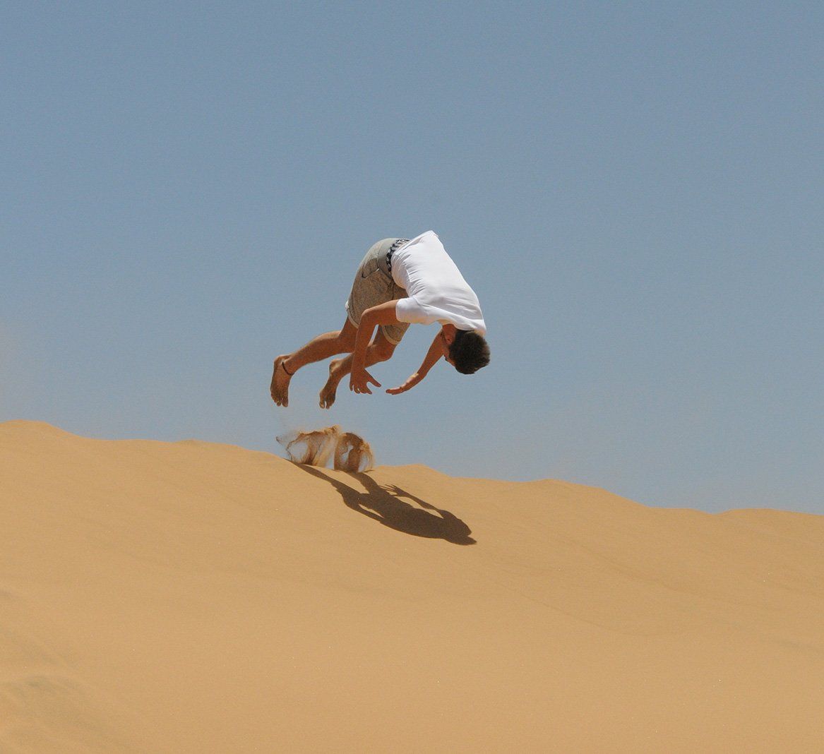 Sprung in den Wuestensand