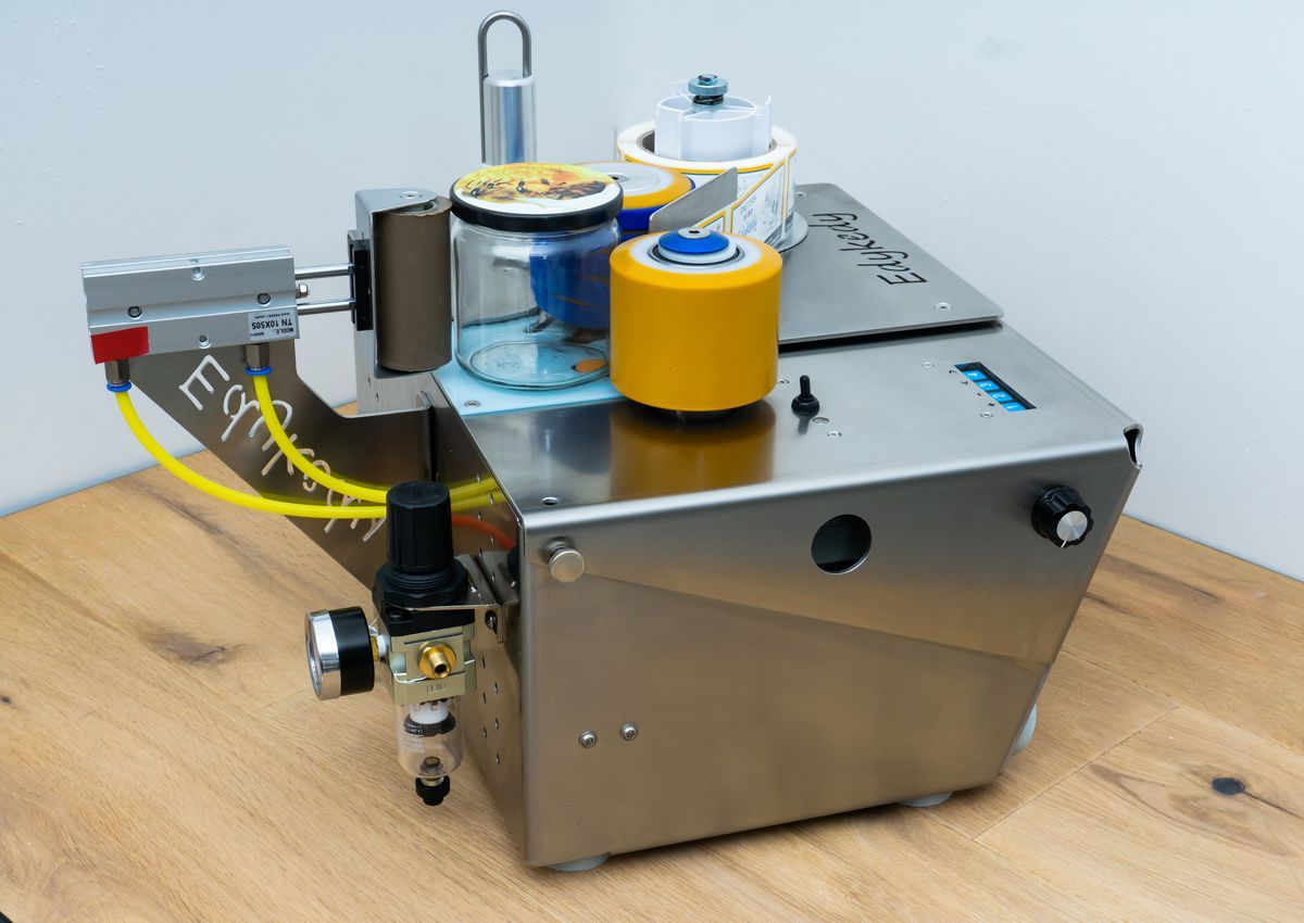 Halbautomatischer Etikettierer für alle zylindrischen Behälter und Gläser