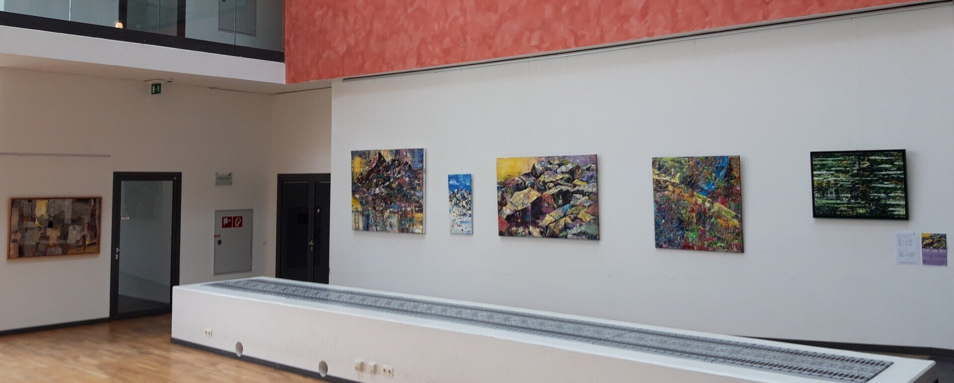 Ausstellungsansicht >STADT, LAND, MEER< im Foyer des TZL Campus 2020