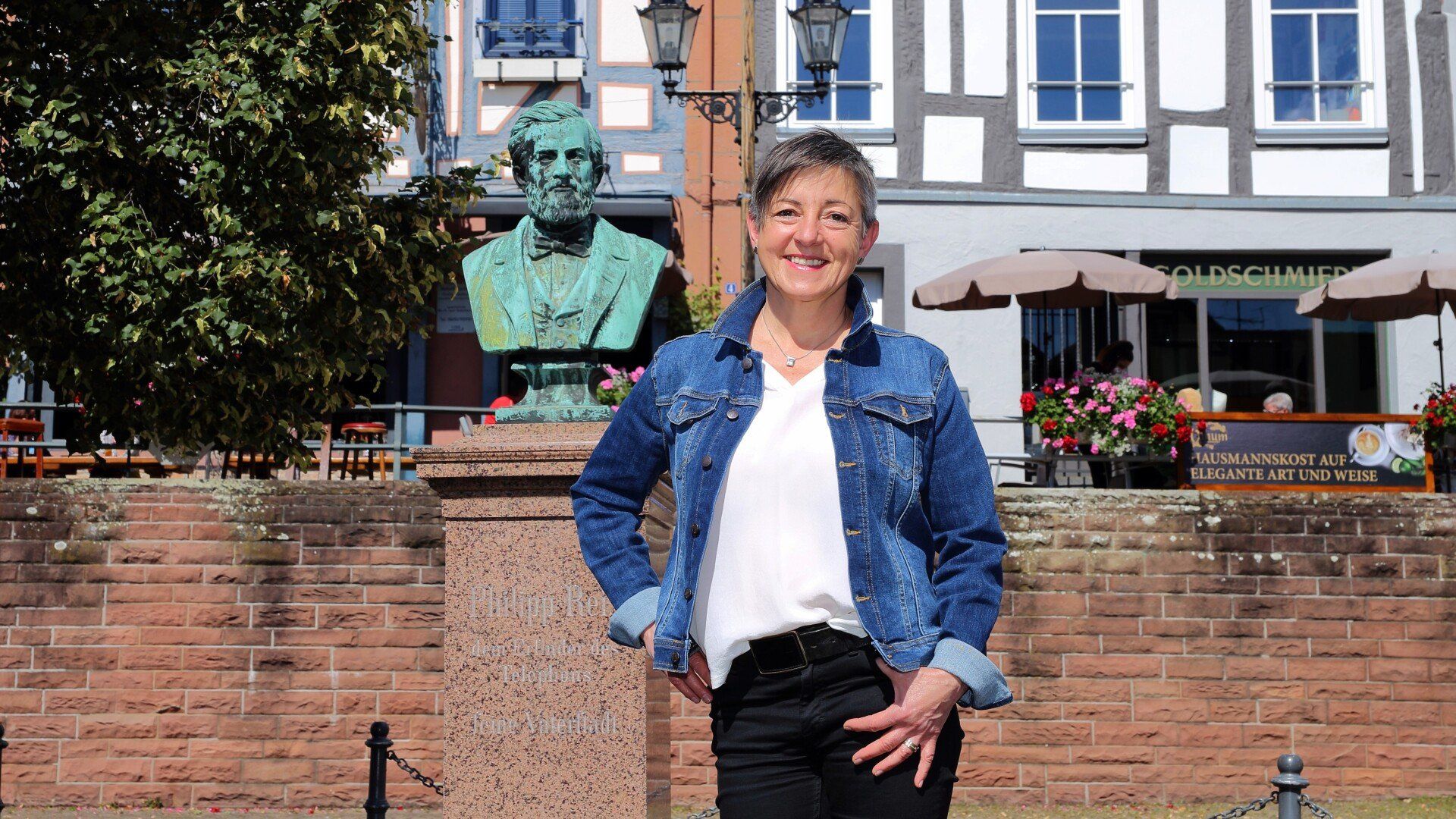 Philipp Reis, geboren in Gelnhausen, hat als Erfinder des Telefons der modernen Kommunikation den Weg bereitet. Philipp Reis, geboren in Gelnhausen, hat alsTelefon-Erfinder der modernen Kommunikation den Weg bereitet.