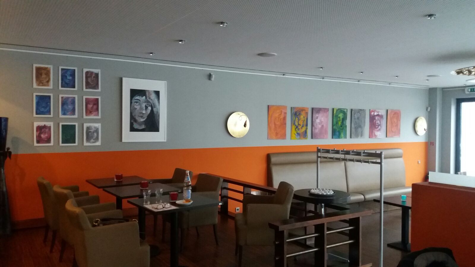 Ausstellung Gesichterzähler: Ganze Wandansicht