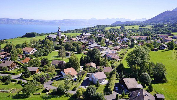 Vue du village de Saint-Paul en Chablais avec le lac Léman en arrière plan