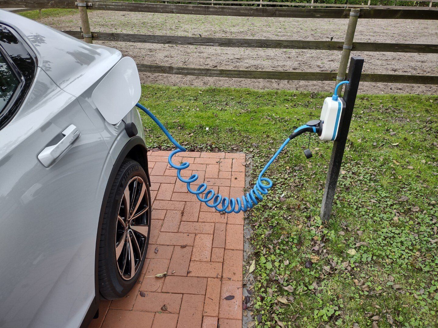 polestar lädt mit 22kw wireload ladekabel