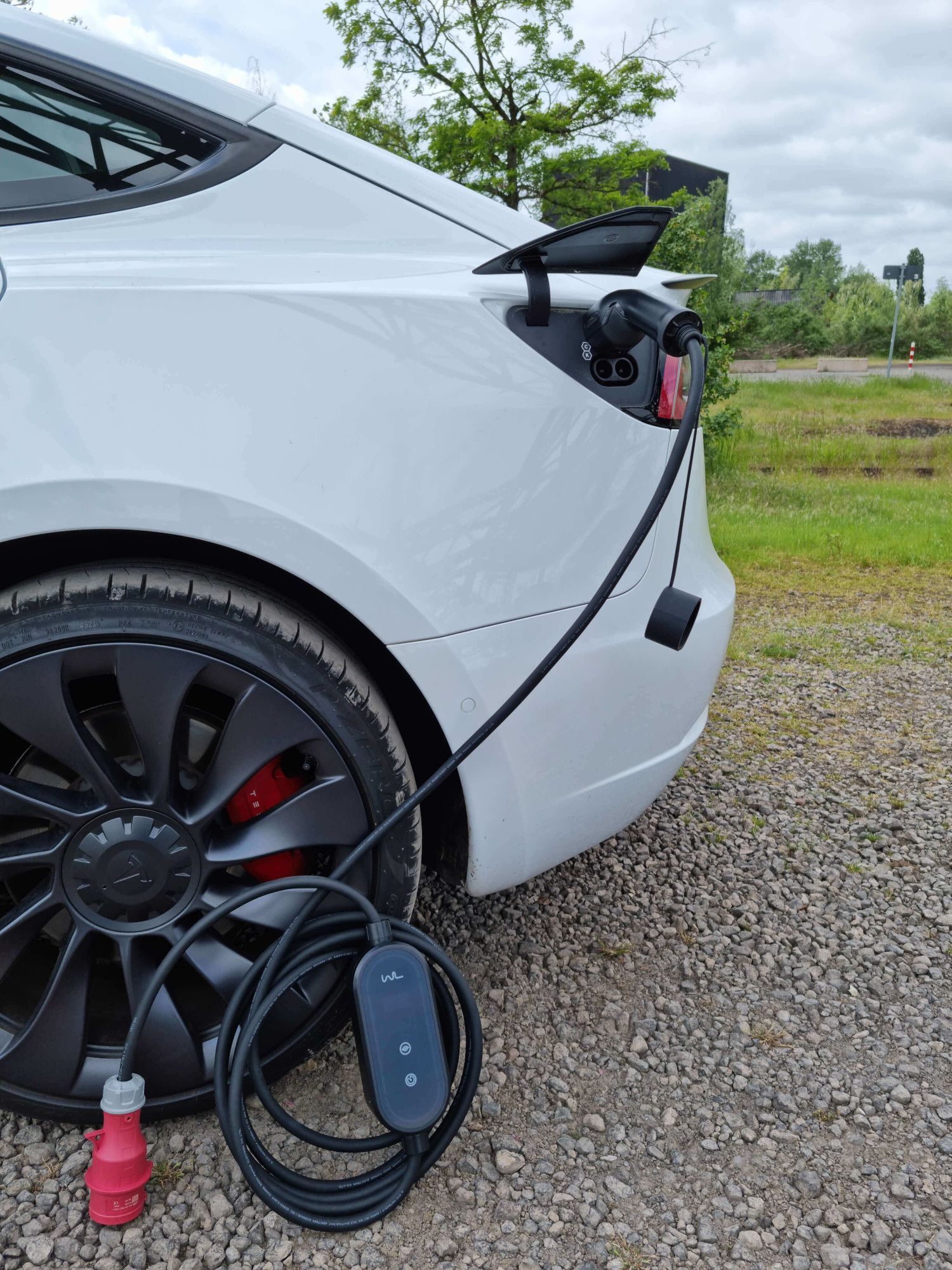 WIRELOAD Gen2 Mobile Ladestation an Tesla Model 3 Performance