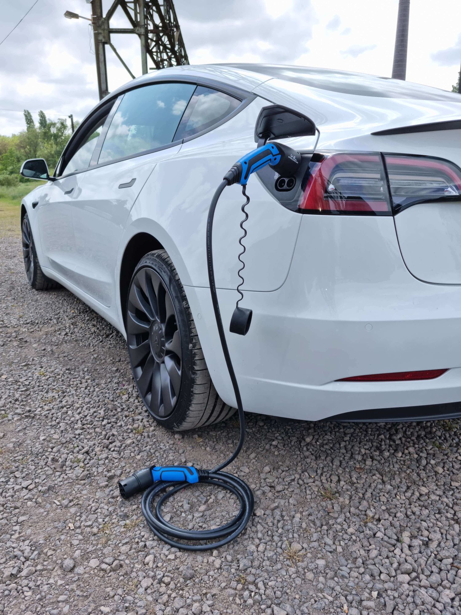 WIRELOAD Ladekabel an Tesla Model 3 Performance Weiss