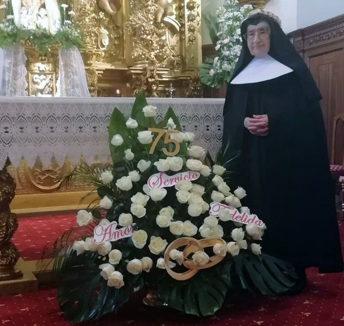 75 rosas blancas para las bodas de diamante