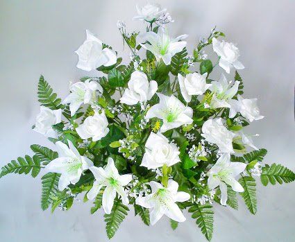 centro con flores de plástico para cementerio