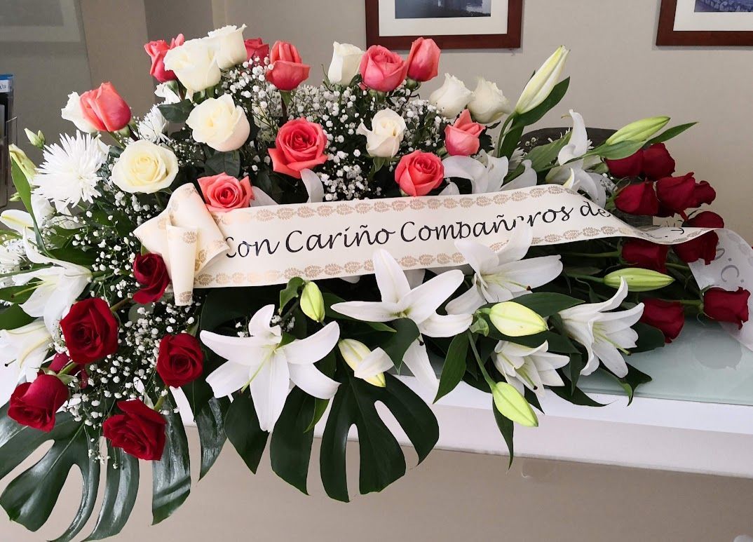 cuanto cuesta una corona fúnebre con banda de texto en una floristería de Zamora
