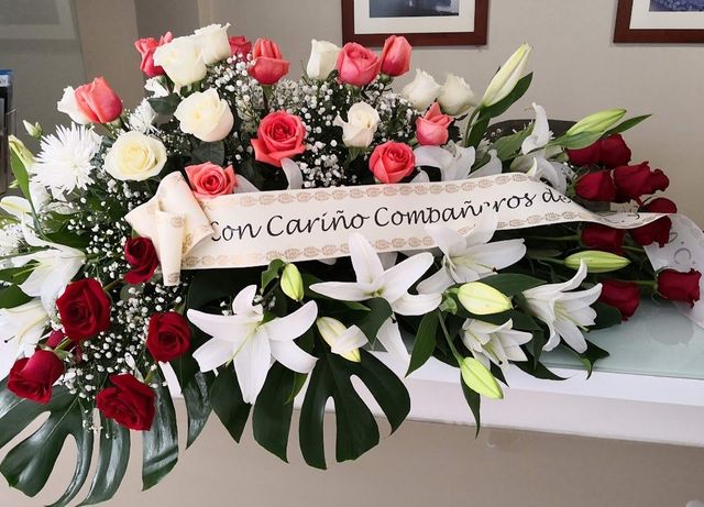 cuanto cuesta una corona fúnebre con banda de texto en una floristería de Zamora