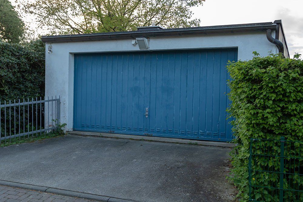 GRUENDUNG. DOPPELGARAGE.