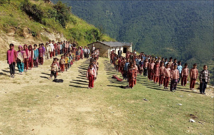 Schulkinder in Barekot, vor ihrer mit Spendengeldern erbauten Schule Schulkinder in Barekot, vor ihrer mit Spendengeldern erbauten Schule