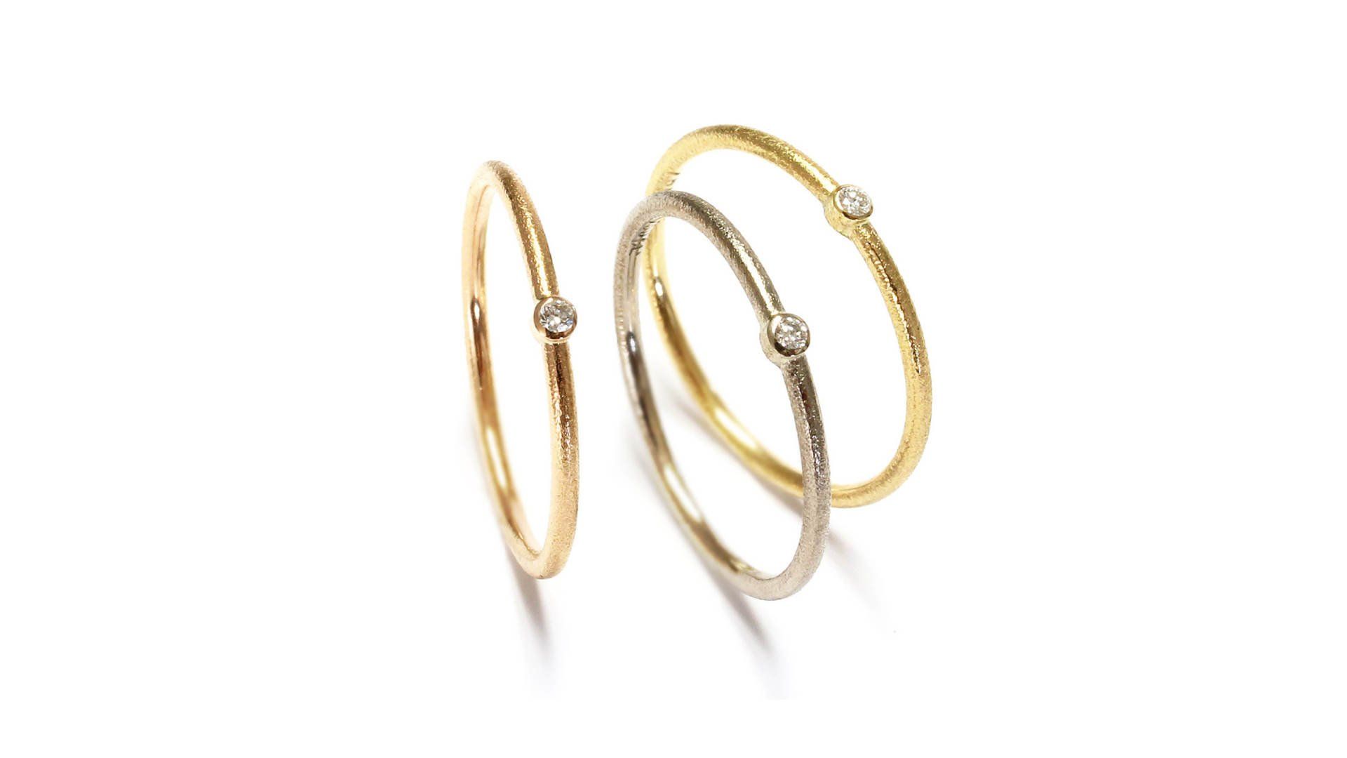 750/ Rotgold, 750/ Weißgold, 750/ Gelbgold mattgeschlagen, Brillant weiß twvsi 0,02 ct