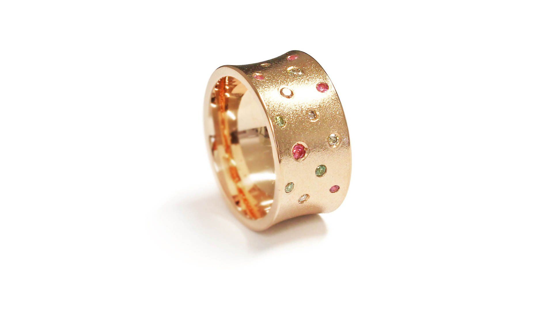 750/ Rotgold mattgeschlagen, Brillanten mittelbraun naturfarben, Safir pink naturfarben, Safir grün naturfarben