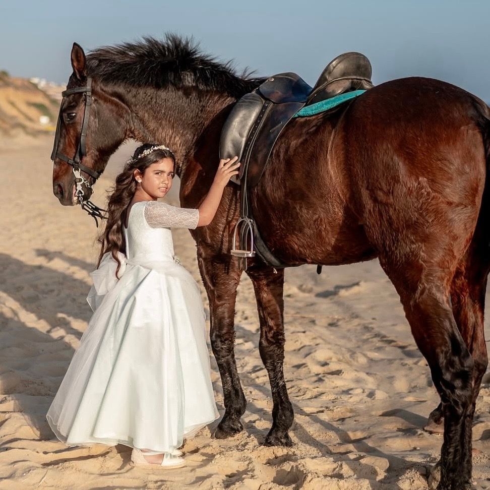 Sesiones de fotos profesionales con caballo para comuniones en Doñana Hipica el Pasodoble en Matalascañas