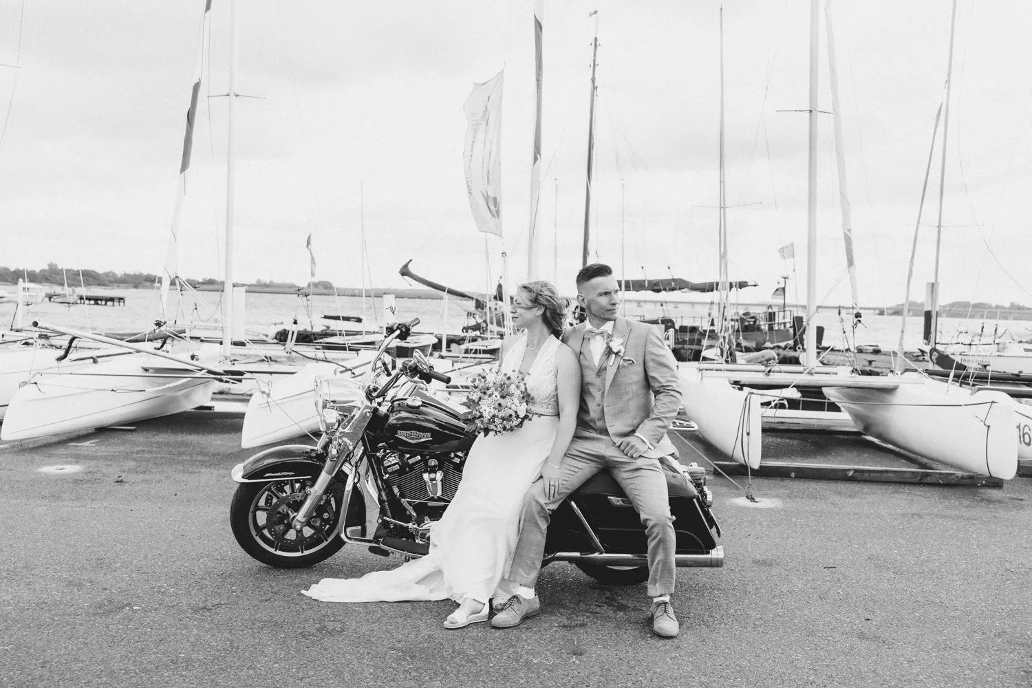 Hochzeit in Stralsund mit Harley am Hafen von Altefähr.